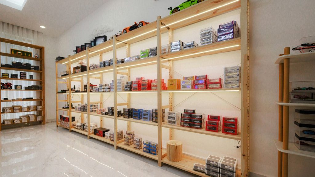 A store filled with lots of shelves filled with items