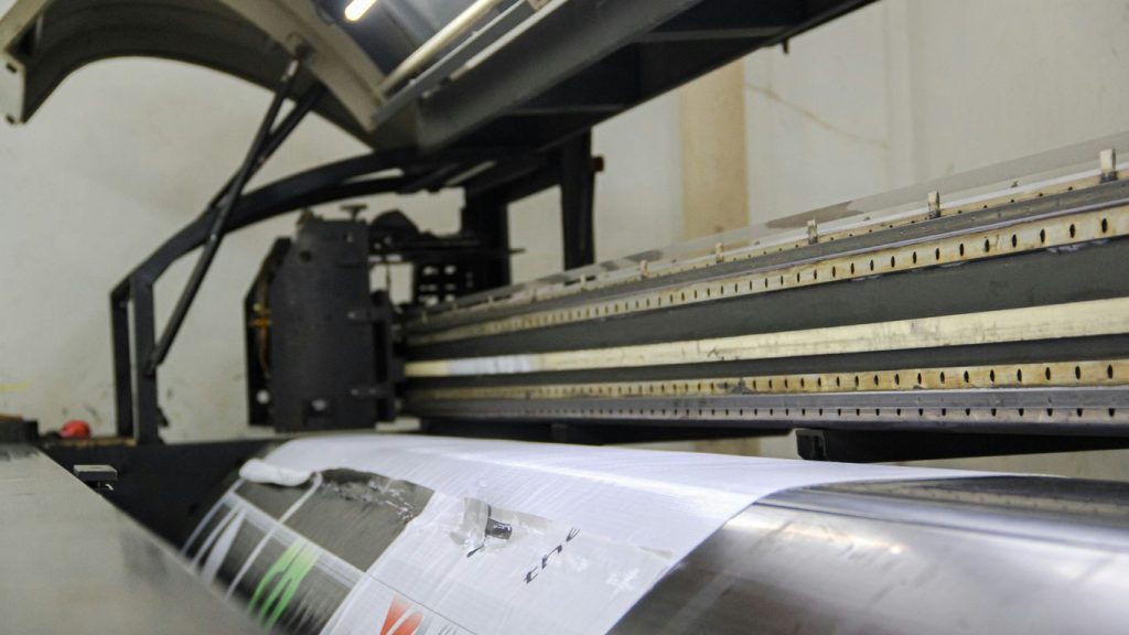a machine that is cutting a sheet of paper