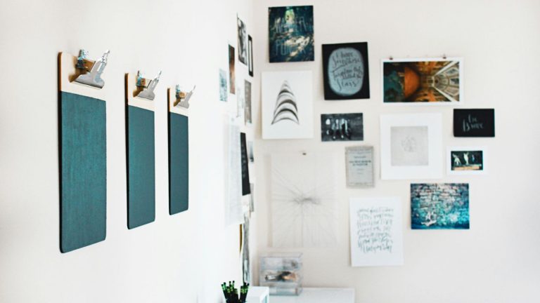 Modern Corporate Wall Displays: A Guide to Choosing Floating Acrylic Frames
