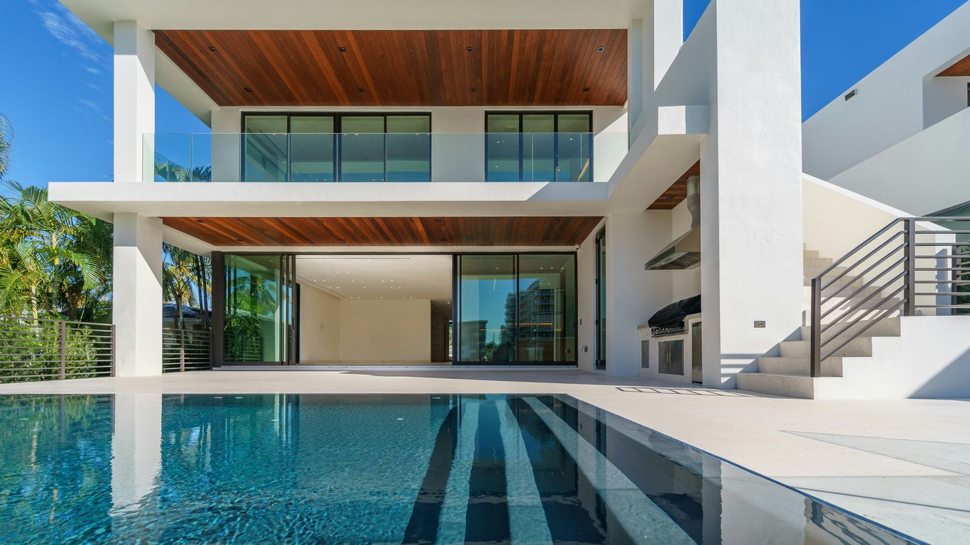 Mirror Acrylic vs. Traditional Glass: Why Malaysian Interior Designers are Making the Switch