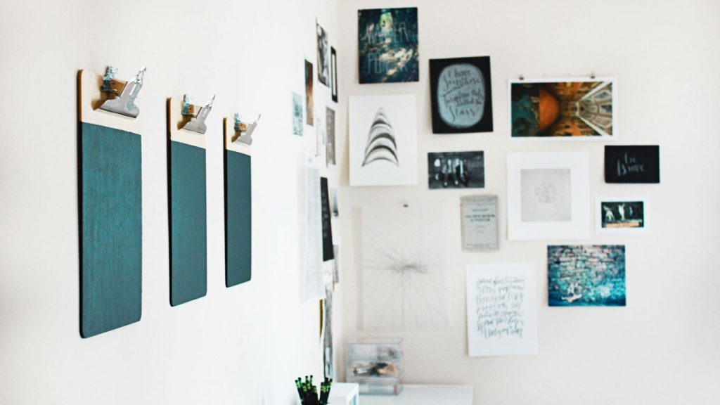 Modern Corporate Wall Displays: A Guide to Choosing Floating Acrylic Frames