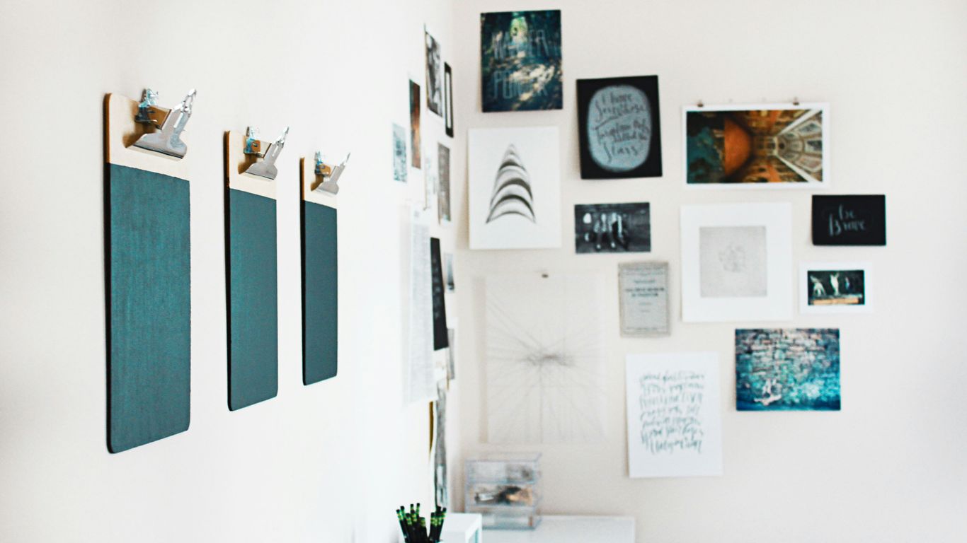 Modern Corporate Wall Displays: A Guide to Choosing Floating Acrylic Frames